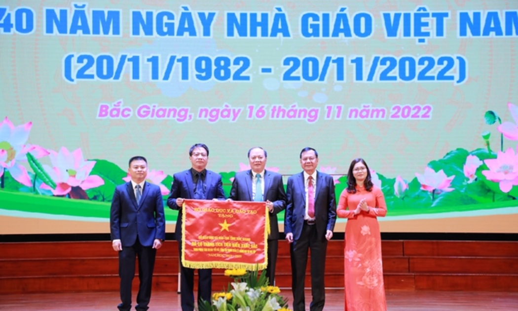 Sở Giáo dục và Đào tạo Bắc Giang vinh dự là một trong 8 đơn vị xuất sắc trong cả nước được Bộ Giáo dục và Đào tạo tặng cờ thi đua. Ảnh: VGP/Thiện Tâm.