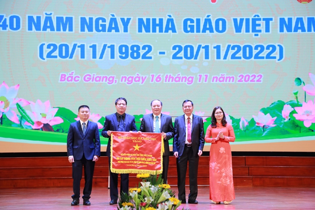 Sở Giáo dục và Đào tạo Bắc Giang vinh dự là một trong 8 đơn vị xuất sắc trong cả nước được Bộ Giáo dục và Đào tạo tặng cờ thi đua. Ảnh: VGP/Thiện Tâm.