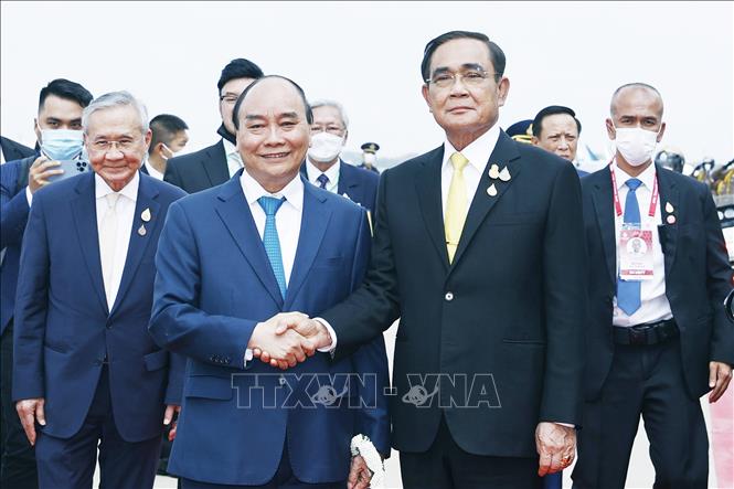 Thủ tướng Th&aacute;i Lan Prayut Chan-o-cha đ&oacute;n Chủ tịch nước Nguyễn Xu&acirc;n Ph&uacute;c tại S&acirc;n bay Kh&ocirc;ng qu&acirc;n Ho&agrave;ng gia Th&aacute;i Lan - Ảnh: TTXVN