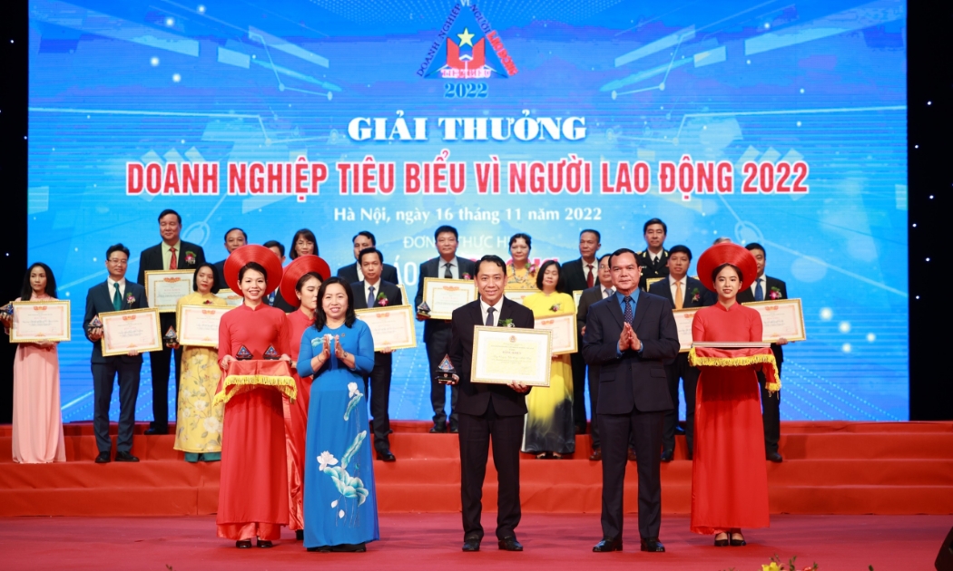 Năm nay cũng là năm thứ 2 Tổng công ty Viễn thông MobiFone được nhận danh hiệu Doanh nghiệp tiêu biểu vì người lao động.