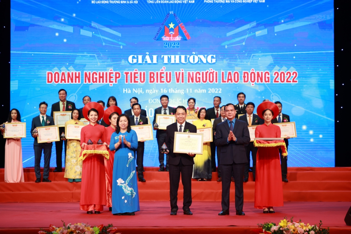 Năm nay cũng là năm thứ 2 Tổng công ty Viễn thông MobiFone được nhận danh hiệu Doanh nghiệp tiêu biểu vì người lao động.