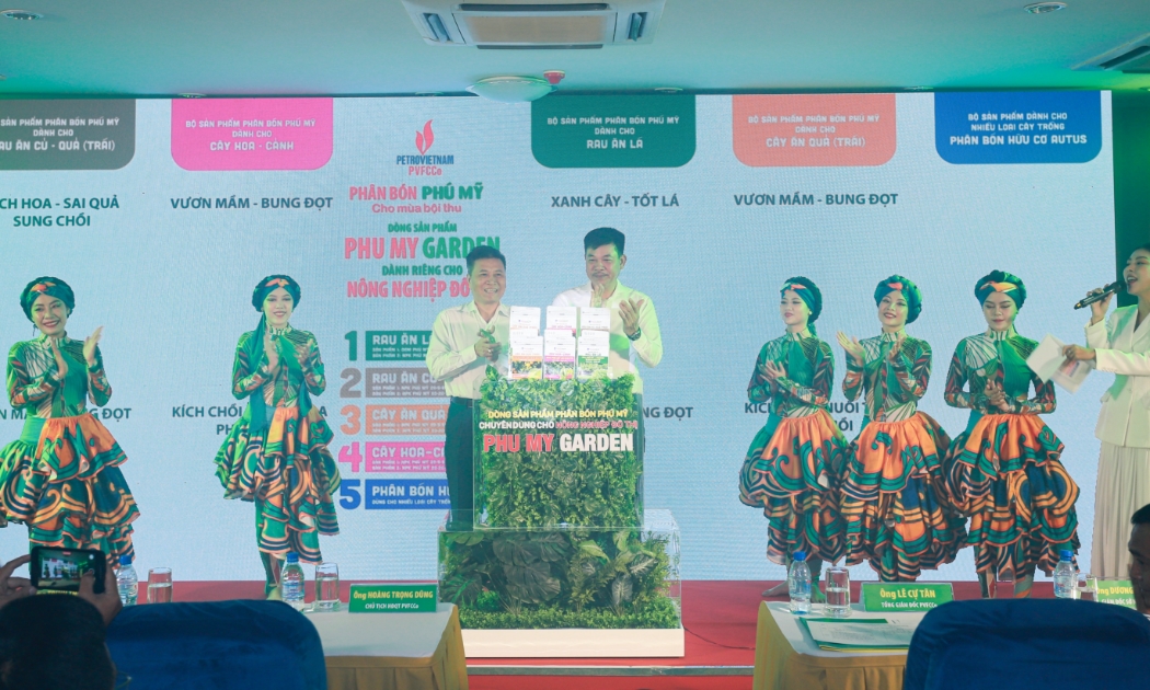 Ông Hoàng Trọng Dũng, Chủ tịch HĐQT (bên trái) và ông Lê Cự Tân, TGĐ PVFCCo nhấn nút ra mắt dòng sản phẩm mới.