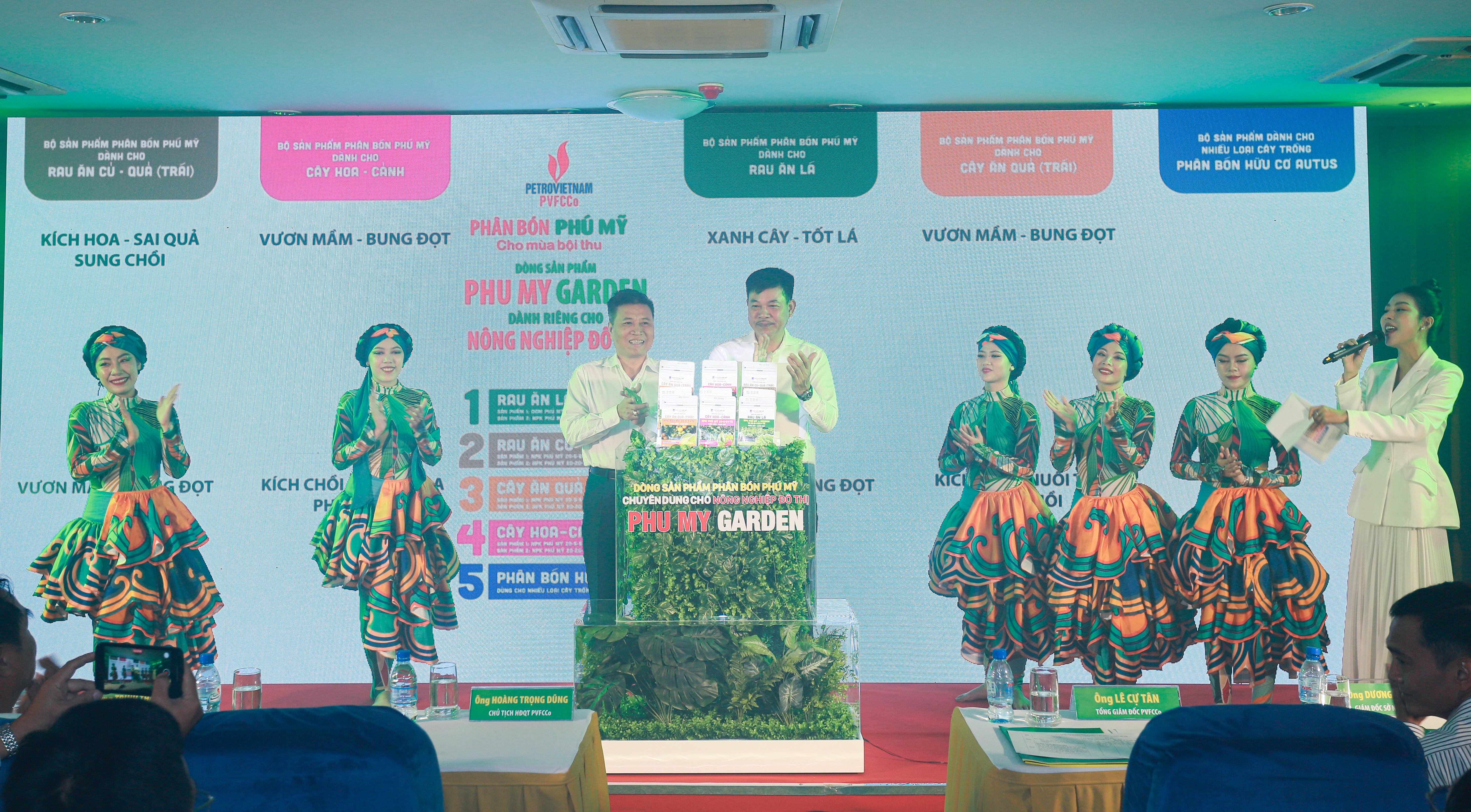 Ông Hoàng Trọng Dũng, Chủ tịch HĐQT (bên trái) và ông Lê Cự Tân, TGĐ PVFCCo nhấn nút ra mắt dòng sản phẩm mới.
