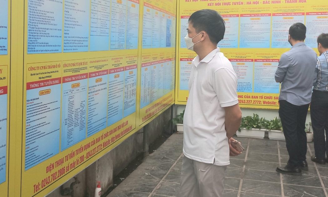 Người lao động mất việc có thể đến các trung tâm dịch vụ việc làm để được tư vấn, giới thiệu việc làm. Ảnh - N.Dương.