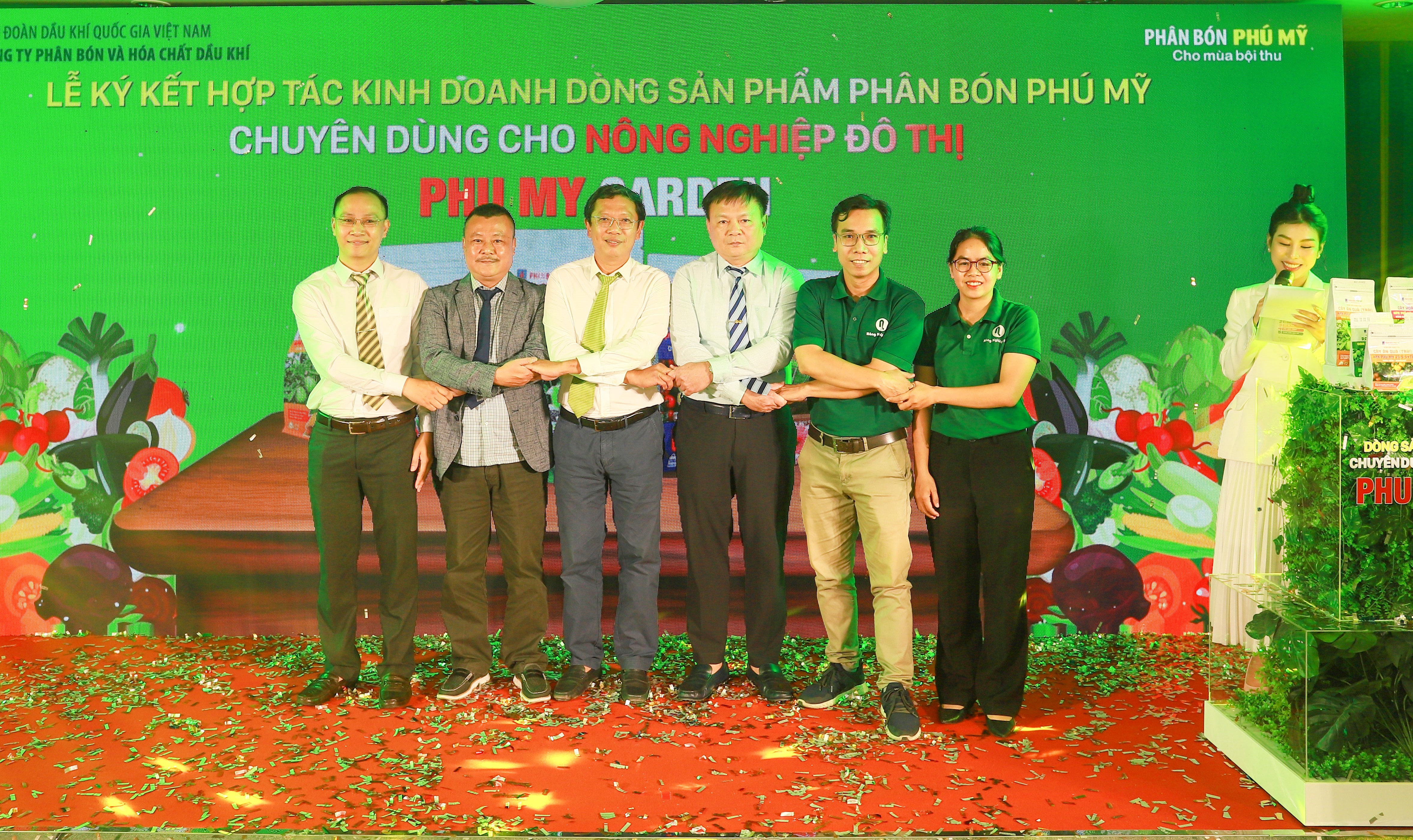 Đại diện các đơn vị phân phối dòng sản phẩm Phân bón Phú Mỹ chuyên dùng cho nông nghiệp đô thị tại buổi lễ ra mắt.