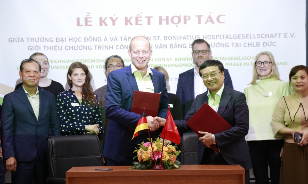 Ông Lương Minh Sâm, Chủ tịch Hội đồng trường Đại học Đông Á và ông Ansgar Veer, Tổng Giám đốc tập đoàn y tế Bonifatius tại Lễ ký kết thỏa thuận Chương trình đào tạo Điều dưỡng làm việc lâu dài tại CHLB Đức.
