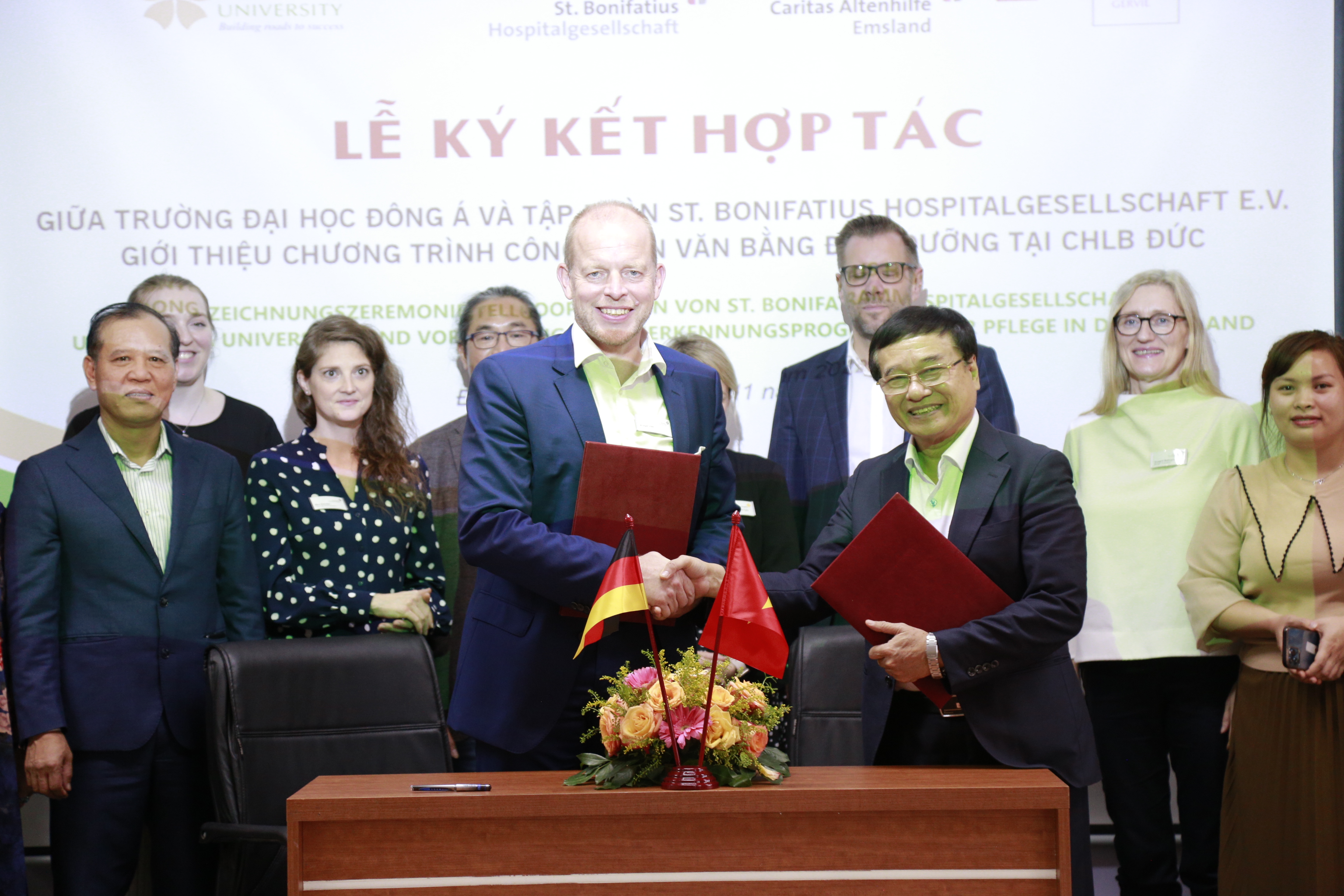 Ông Lương Minh Sâm, Chủ tịch Hội đồng trường Đại học Đông Á và ông Ansgar Veer, Tổng Giám đốc tập đoàn y tế Bonifatius tại Lễ ký kết thỏa thuận Chương trình đào tạo Điều dưỡng làm việc lâu dài tại CHLB Đức.