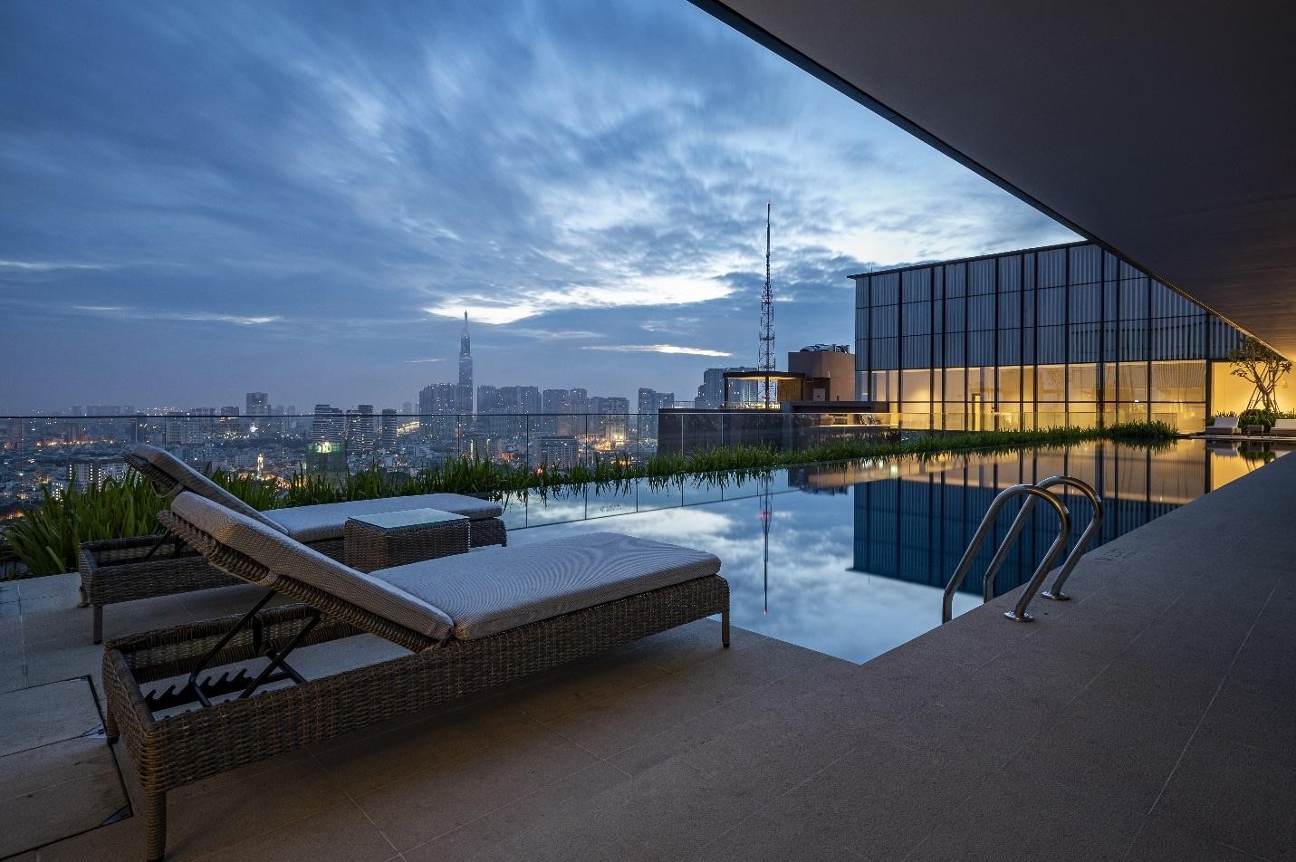 Khu vực bể bơi với tầm nh&igrave;n bao qu&aacute;t th&agrave;nh phố.