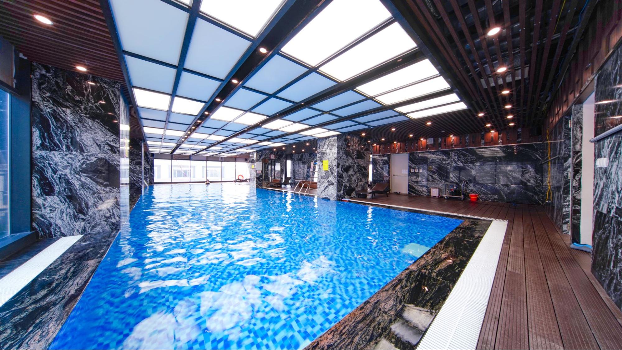 Bể bơi bốn m&ugrave;a - một trong những tiện &iacute;ch sức khỏe tại Sunshine City.