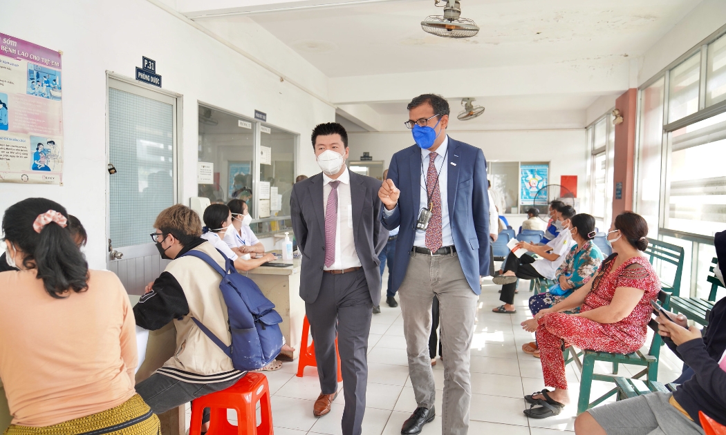 Ngày 18/11, bác sĩ Gawande (người đeo khẩu trang xanh) tới tham quan một buổi sàng lọc lao cộng đồng tại Phòng khám lao Quận 8 TP.HCM.