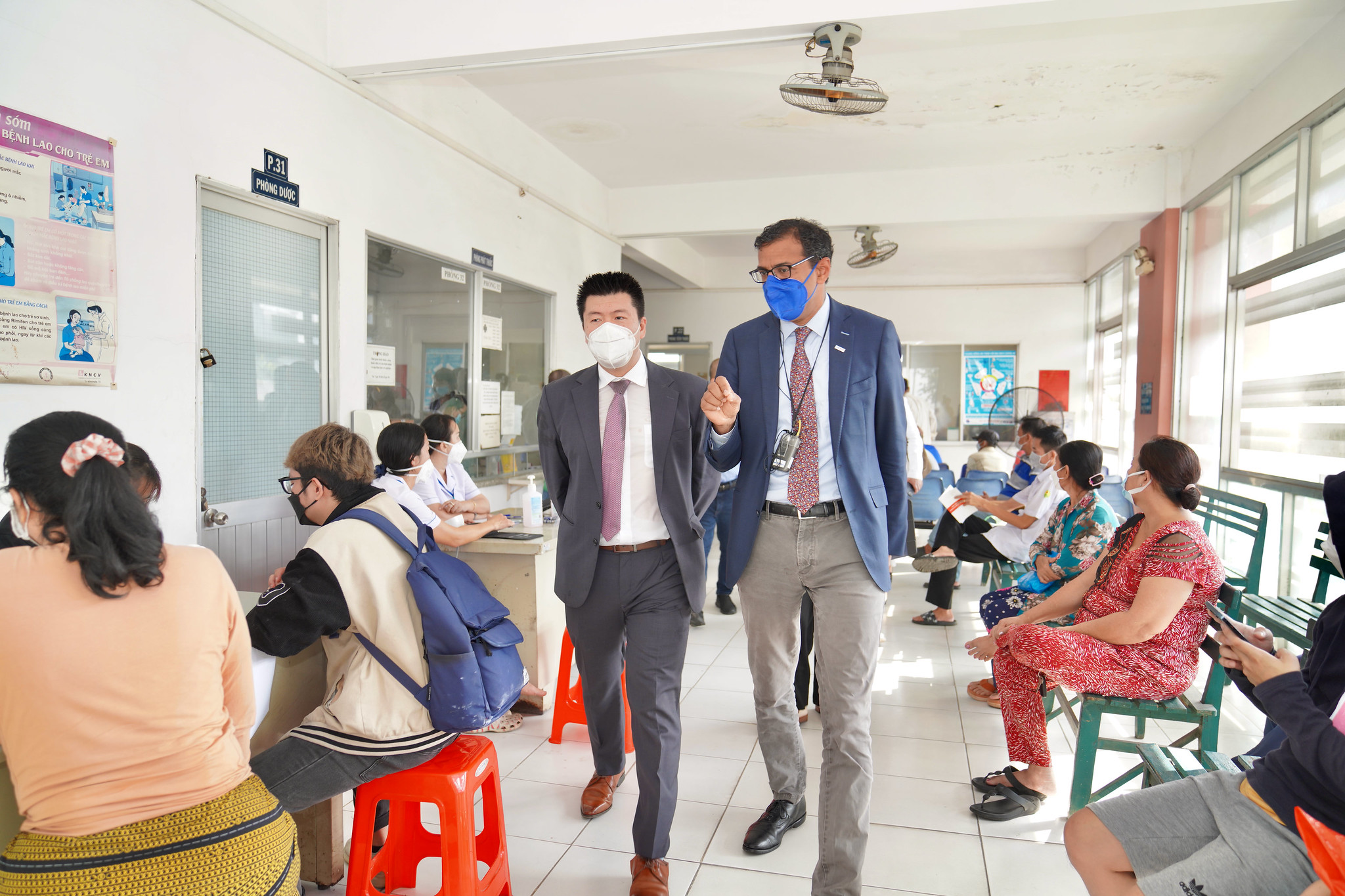 Ngày 18/11, bác sĩ Gawande (người đeo khẩu trang xanh) tới tham quan một buổi sàng lọc lao cộng đồng tại Phòng khám lao Quận 8 TP.HCM.