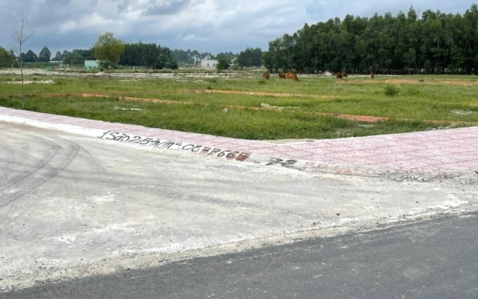 Người dân tự ý làm đường giao thông tại xã Tóc Tiên, thị xã Phú Mỹ (Ảnh-GK).