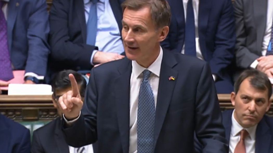 Bộ trưởng Tài chính Anh Jeremy Hunt trình bày kế hoạch tài khóa mới tại Hạ viện ngày 17/11 - Ảnh: ZUMA PRESS