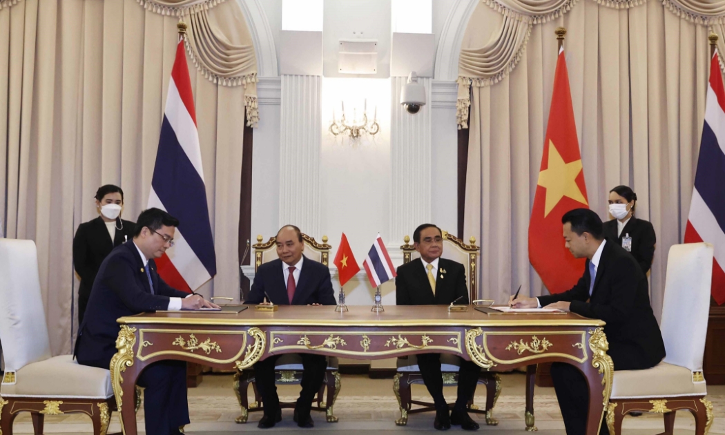 Đại diện Vietcombank, ông Nguyễn Thanh Tùng, Phó Tổng Giám đốc phụ trách Ban Điều hành (bên trái) và đại diện Eximbank Thái Lan, Ts. Rak Vorrakitpokatorn, Tổng Giám đốc (bên phải) ký kết thỏa thuận hợp tác trước sự chứng kiến của Chủ tịch nước Cộng hòa Xã hội Chủ nghĩa Việt Nam Nguyễn Xuân Phúc và Thủ tướng Thái Lan Prayuth Chan-ocha. Ảnh: TTXVN.