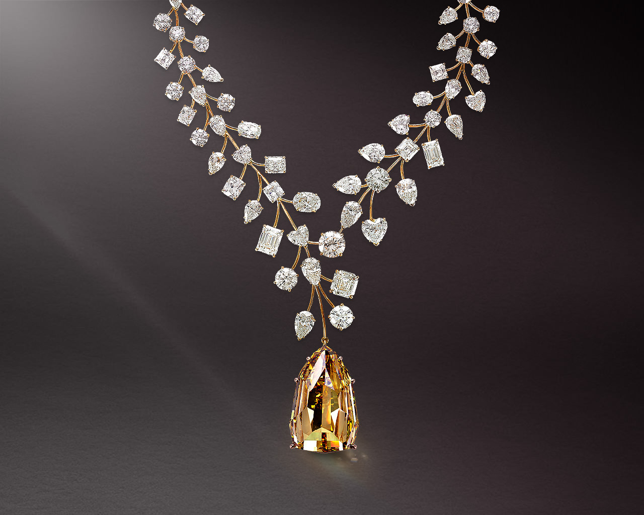 Viên kim cương hình khiên Incomparable Diamond trước khi được cắt lại và đổi tên thành Golden Canary.