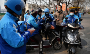 Người giao hàng từ công ty giao đồ ăn Ele.me