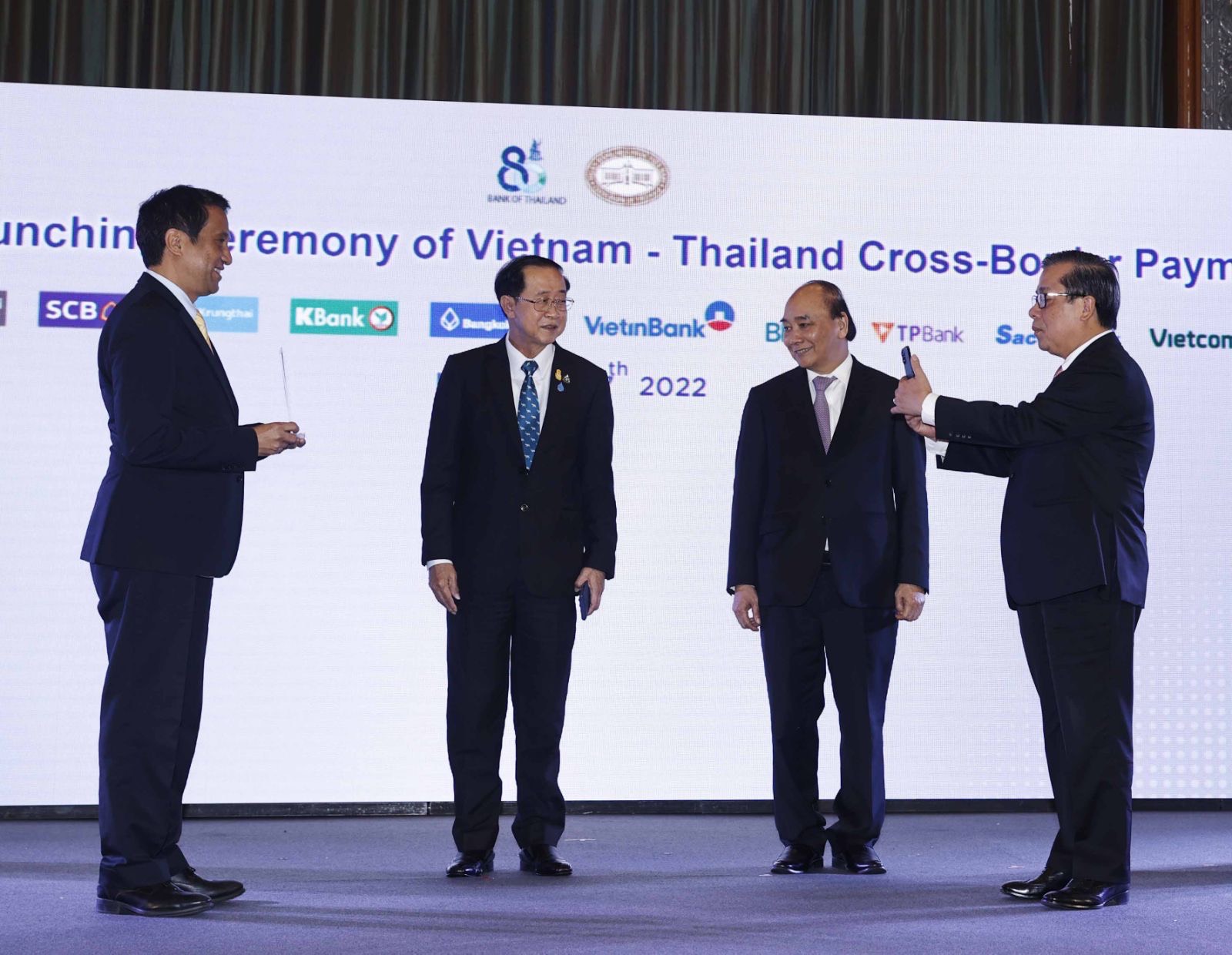 Chủ tịch nước Nguyễn Xuân Phúc và Bộ trưởng Bộ Tài chính Thái Lan chứng kiến Lễ công bố kết nối thanh toán bán lẻ ứng dụng mã phản hồi nhanh (QR code) giữa Việt Nam - Thái Lan.