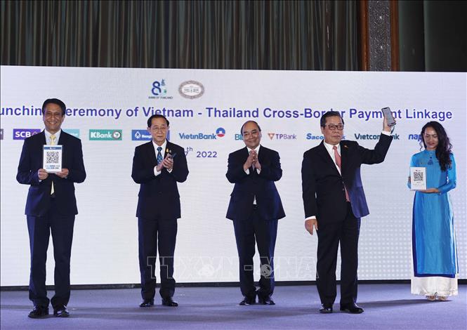 Chủ tịch nước Nguyễn Xuân Phúc cùng Bộ trưởng Tài chính Thái Lan chứng kiến lễ công bố Kết nối thanh toán bán lẻ ứng dụng mã phản hồi nhanh (QR code) giữa Việt Nam và Thái Lan - Ảnh: TTXVN