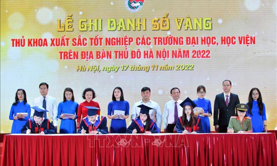 Các thủ khoa xuất sắc tốt nghiệp các trường đại học, học viện trên địa bàn Thủ đô Hà Nội năm 2022 ghi danh Sổ vàng. Ảnh: Minh Đức/TTXVN