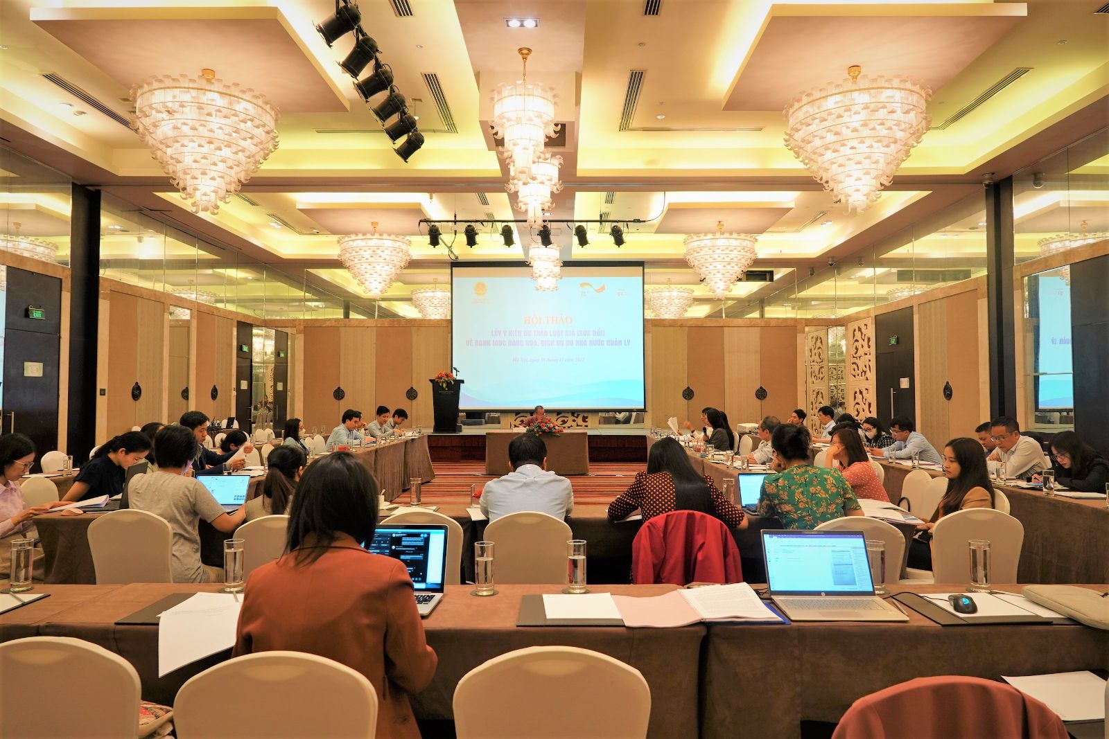 To&agrave;n cảnh hội thảo xin &yacute; kiến dự thảo Luật Gi&aacute; (sửa đổi) về danh mục h&agrave;ng h&oacute;a, dịch vụ do Nh&agrave; nước quản l&yacute;.