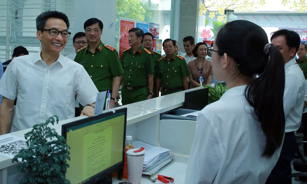 Đoàn Công tác Chính phủ do Phó thủ tướng Vũ Đức Đam dẫn đầu đã đi kiểm tra thực tế triển khai thực hiện Đề án 06 tại UBND Phường Bến Thành, Quận 1, TP.HCM.
