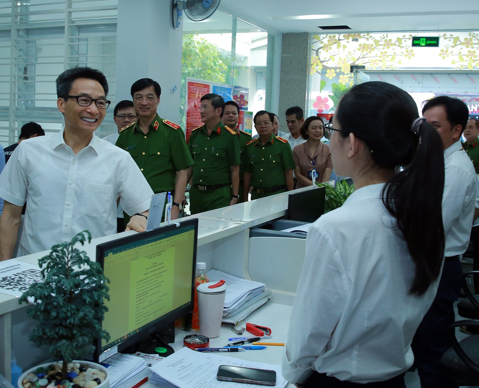 Đoàn Công tác Chính phủ do Phó thủ tướng Vũ Đức Đam dẫn đầu đã đi kiểm tra thực tế triển khai thực hiện Đề án 06 tại UBND Phường Bến Thành, Quận 1, TP.HCM.