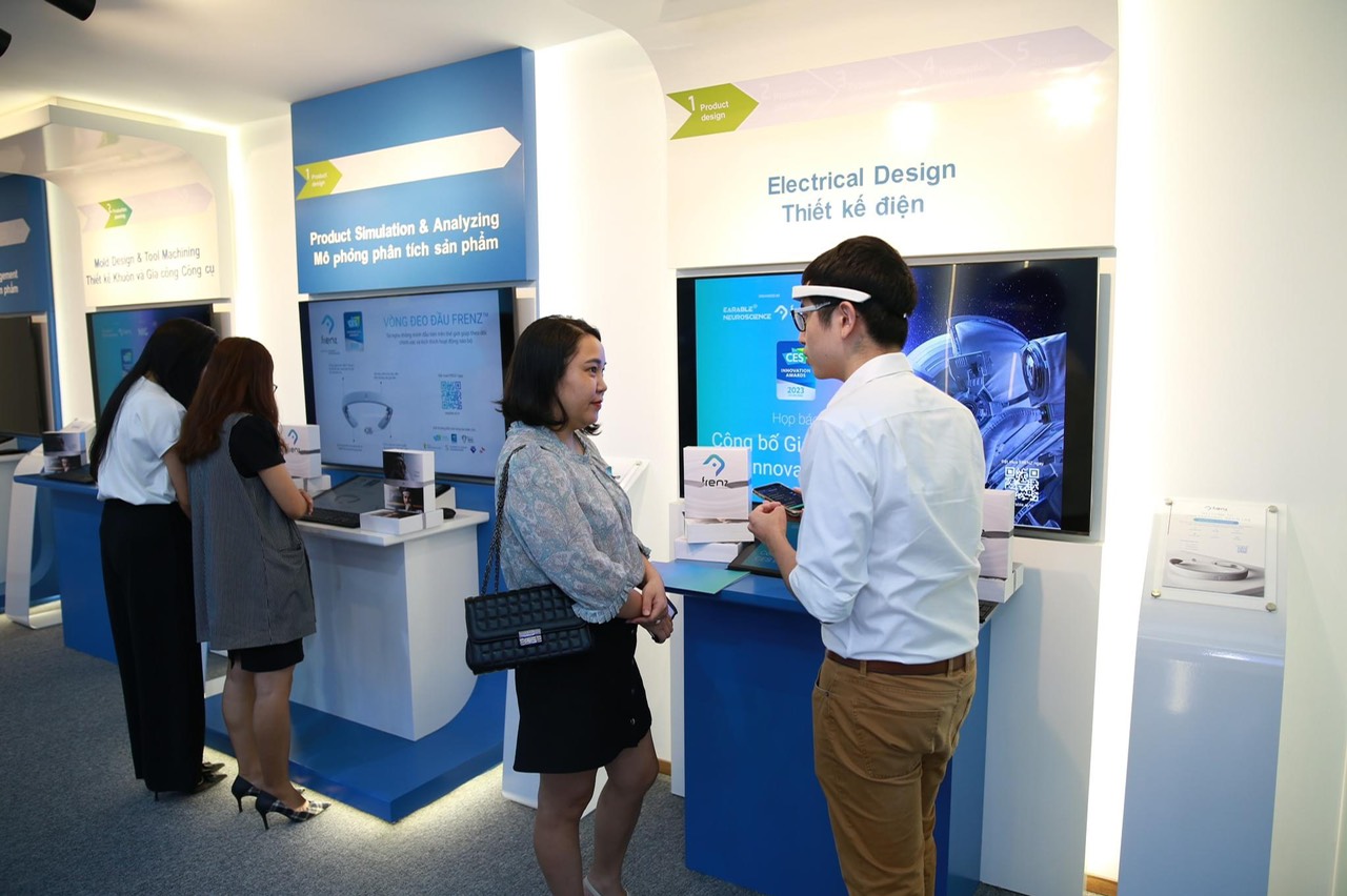 Earable giới thiệu các tính năng của tai nghe thông minh FRENZ Brainband cho người dùng.