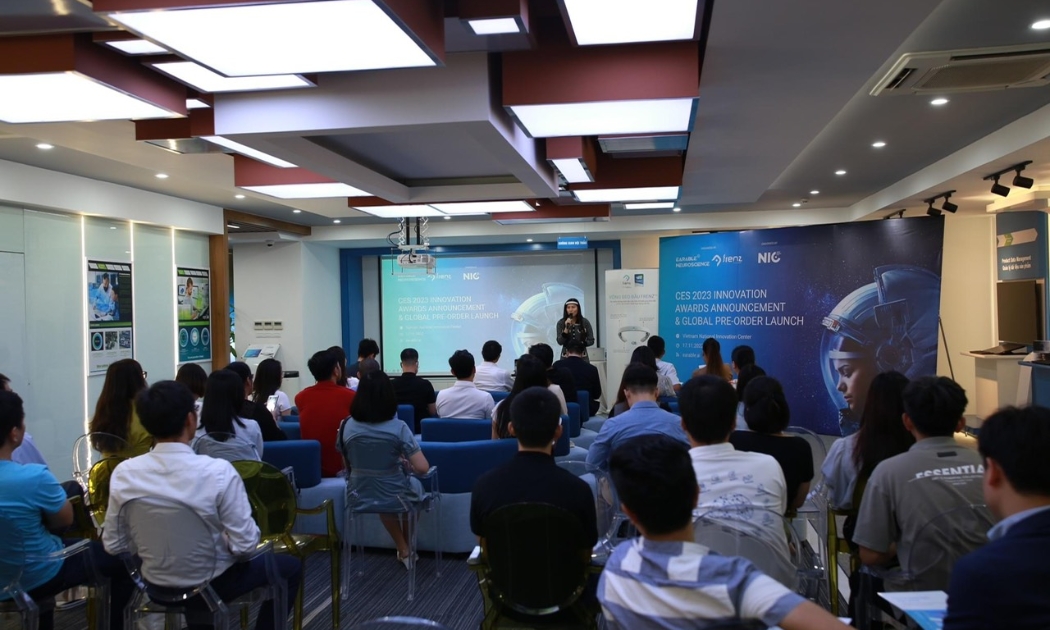 Toàn cảnh buổi họp báo công bố sản phẩm FRENZ Brainband đã giành được giải thưởng danh giá CES Innovation Awards tại Hoa Kỳ.