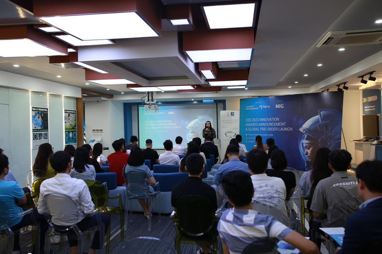 Toàn cảnh buổi họp báo công bố sản phẩm FRENZ Brainband đã giành được giải thưởng danh giá CES Innovation Awards tại Hoa Kỳ.