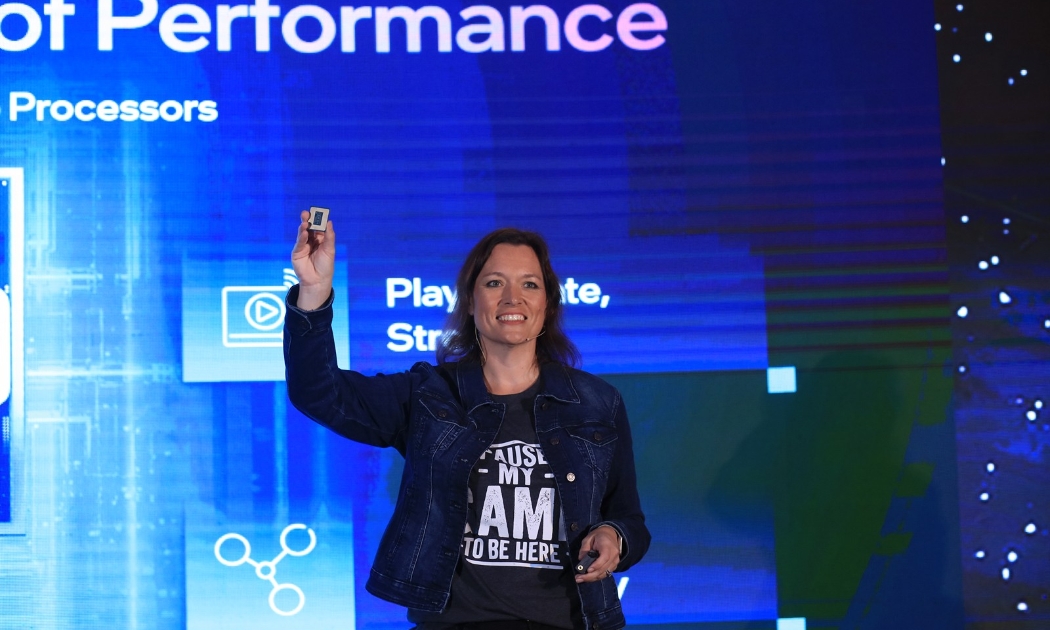 Bà Alexis Crowell, Phó Chủ tịch phụ trách Kinh doanh, Tiếp thị và Truyền thông của Intel châu Á, Úc và New Zealand giới thiệu vi xử lý Intel Core thế hệ 13 mới nhất.