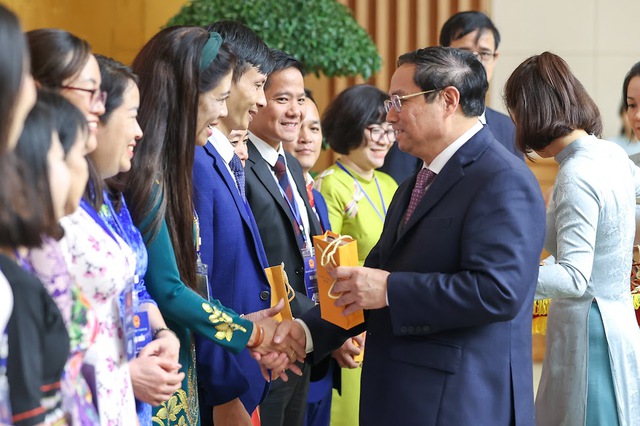 Thủ tướng Phạm Minh Chính tặng quà cho các nhà giáo tiêu biểu - Ảnh: VGP/Nhât Bắc