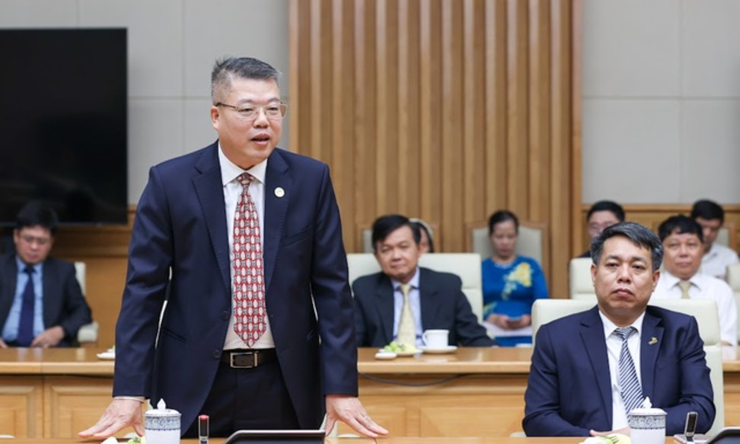 Thầy Nguyễn Quốc Huy bày tỏ mong muốn Thủ tướng Chính phủ chỉ đạo các bộ, ngành có cơ chế, chính sách phù hợp để thu hút, hỗ trợ, tạo điều kiện để đội ngũ giáo viên yên tâm với nghề - Ảnh: VGP/Nhật Bắc