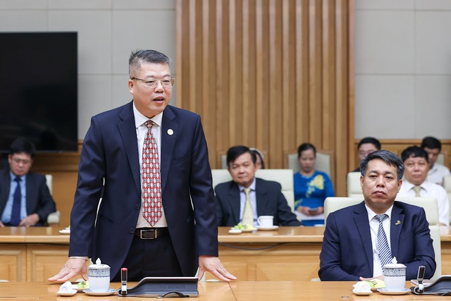 Thầy Nguyễn Quốc Huy bày tỏ mong muốn Thủ tướng Chính phủ chỉ đạo các bộ, ngành có cơ chế, chính sách phù hợp để thu hút, hỗ trợ, tạo điều kiện để đội ngũ giáo viên yên tâm với nghề - Ảnh: VGP/Nhật Bắc