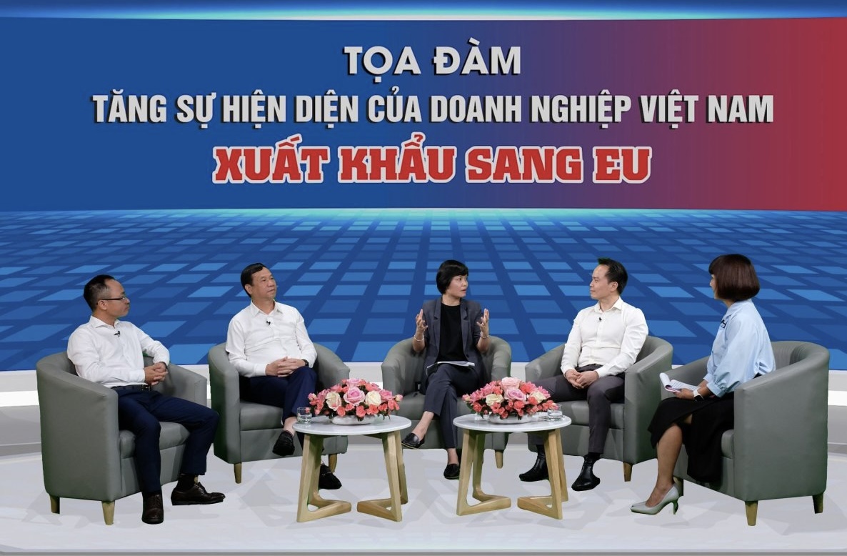 C&aacute;c diễn giả đang thảo luận tại tọa đ&agrave;m