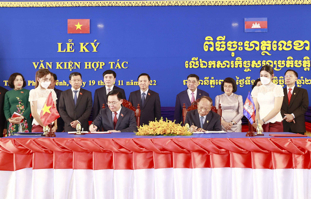 Chủ tịch Quốc hội Vương Đình Huệ và Chủ tịch Quốc hội Campuchia Samdech Heng Samrin ký thoả Thuận hợp tác giữa Quốc hội hai nước - Ảnh: TTXVN