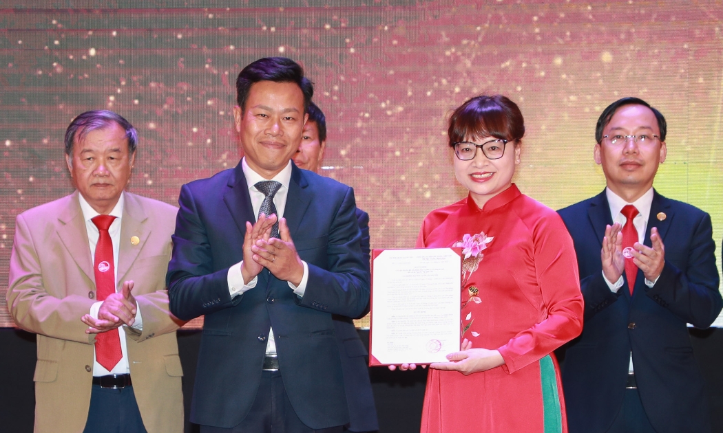 Giám đốc Đại học Quốc gia Lê Quân đã trao quyết định bổ nhiệm bà Nguyễn Thị Quế Anh giữ chức vụ Hiệu trưởng Trường Đại học Luật. Ảnh: VNU.