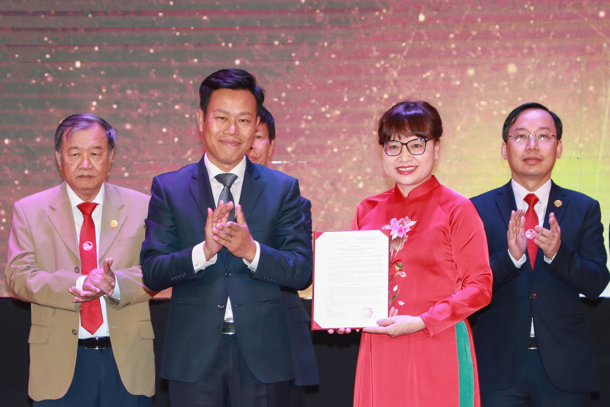 Giám đốc Đại học Quốc gia Lê Quân đã trao quyết định bổ nhiệm bà Nguyễn Thị Quế Anh giữ chức vụ Hiệu trưởng Trường Đại học Luật. Ảnh: VNU.