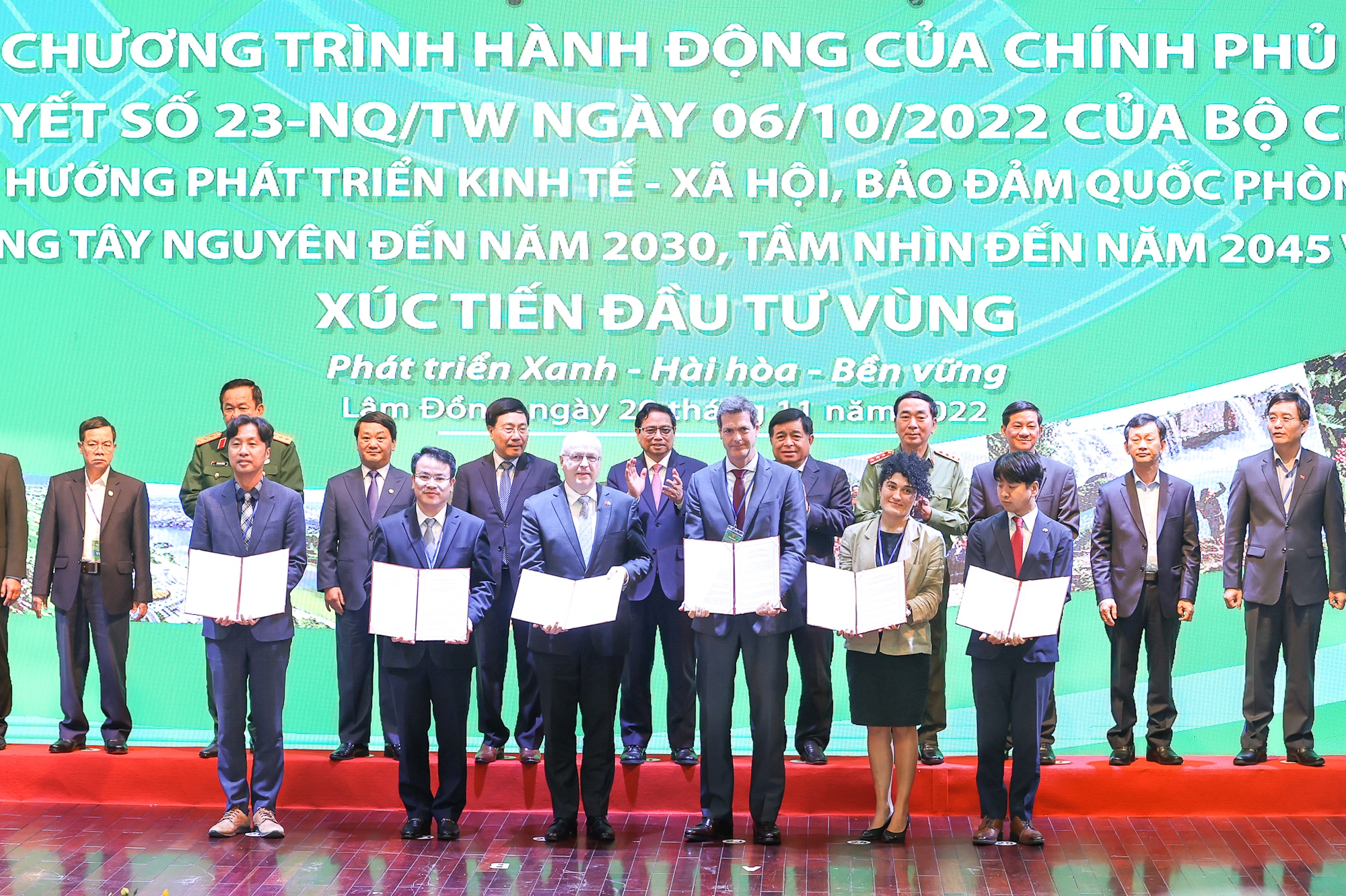 Thủ tướng đã chứng kiến lễ trao thoả thuận hợp tác về phát triển bền vững Vùng Tây Nguyên giữa Bộ Kế hoạch & Đầu tư và các đối tác phát triển, trao giấy chứng nhận đầu tư, biên bản ghi nhớ của các địa phương trong vùng Tây Nguyên - Ảnh: VGP