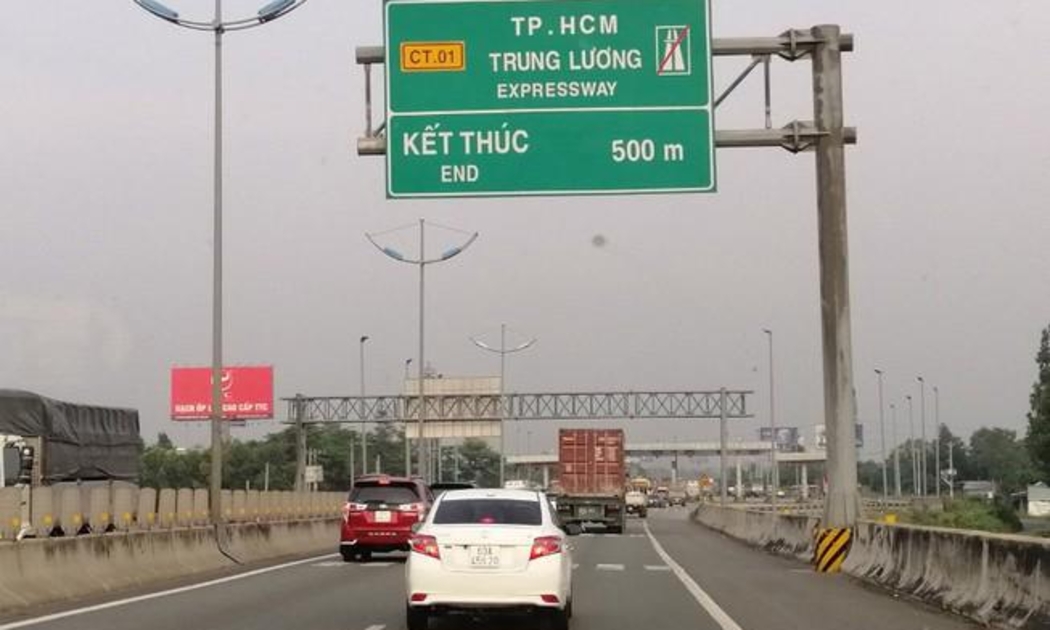 Hiện ượng xe đi lại trên tuyến đường cao tốc TP.HCM-Trung Lương đang rất lớn, không đáp ứng được sự gia tăng của xe cộ và nhu cầu đi lại của người dân.