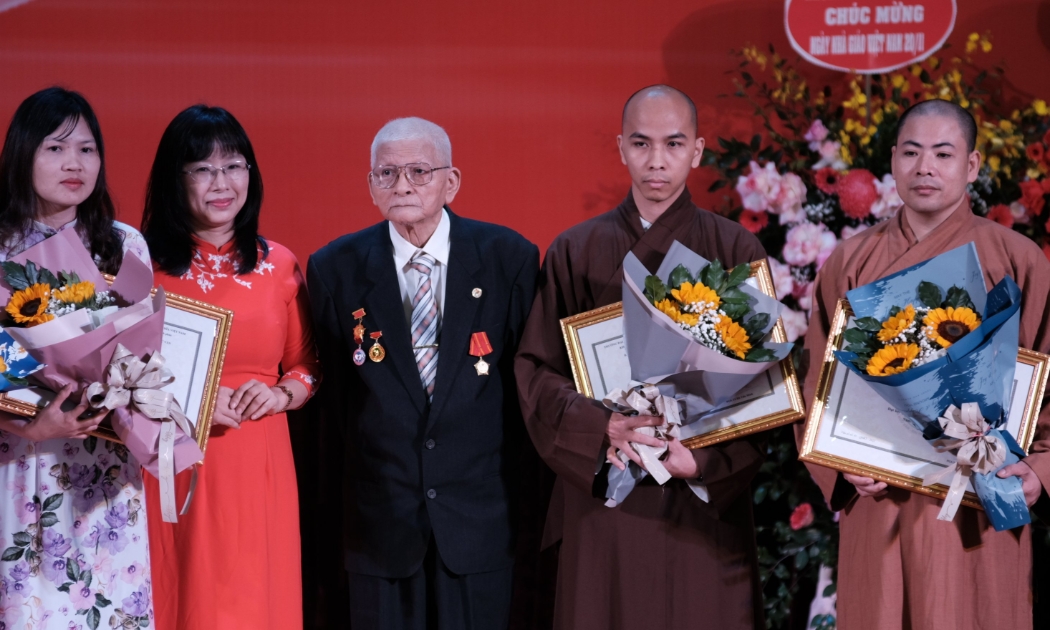 GS.TS. NGND Nguyễn Ngọc San (giữa ảnh), nguyên Trưởng bộ môn Hán Nôm, Trường Đại học Sư phạm Hà Nội - là nhà ngôn ngữ học và chuyên gia hàng đầu trong lĩnh vực nghiên cứu Hán Nôm. GS Nguyễn Ngọc San được Nhà nước trao tặng Giải thưởng NHÀ NƯỚC cao quý năm 2012 vì những công trình đóng góp cho việc nghiên cứu và gìn giữ, bảo tồn văn hoá Việt Nam, đặc biệt là ngôn ngữ cổ Hán Nôm.