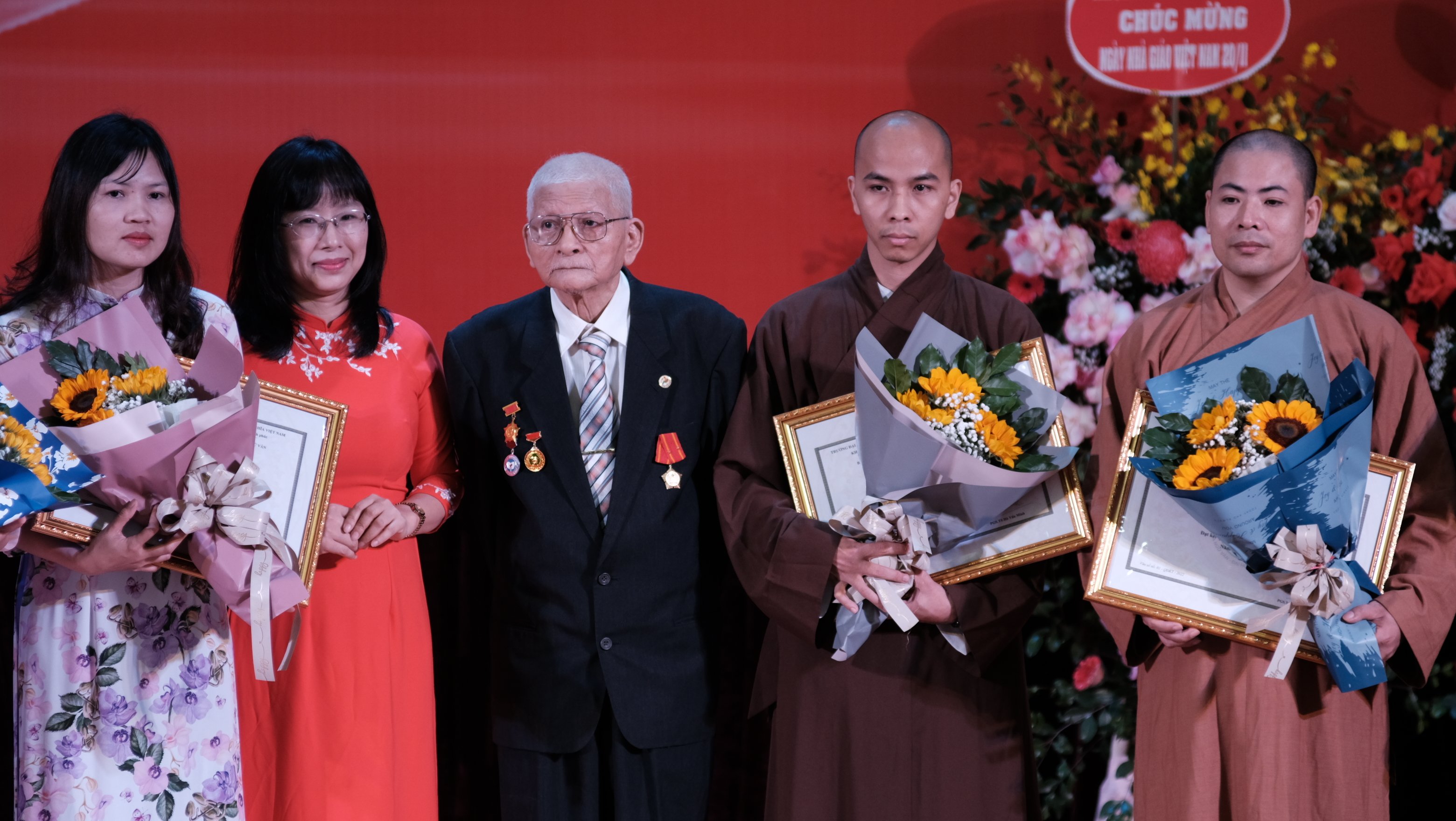 GS.TS. NGND Nguyễn Ngọc San (giữa ảnh), nguyên Trưởng bộ môn Hán Nôm, Trường Đại học Sư phạm Hà Nội - là nhà ngôn ngữ học và chuyên gia hàng đầu trong lĩnh vực nghiên cứu Hán Nôm. GS Nguyễn Ngọc San được Nhà nước trao tặng Giải thưởng NHÀ NƯỚC cao quý năm 2012 vì những công trình đóng góp cho việc nghiên cứu và gìn giữ, bảo tồn văn hoá Việt Nam, đặc biệt là ngôn ngữ cổ Hán Nôm.