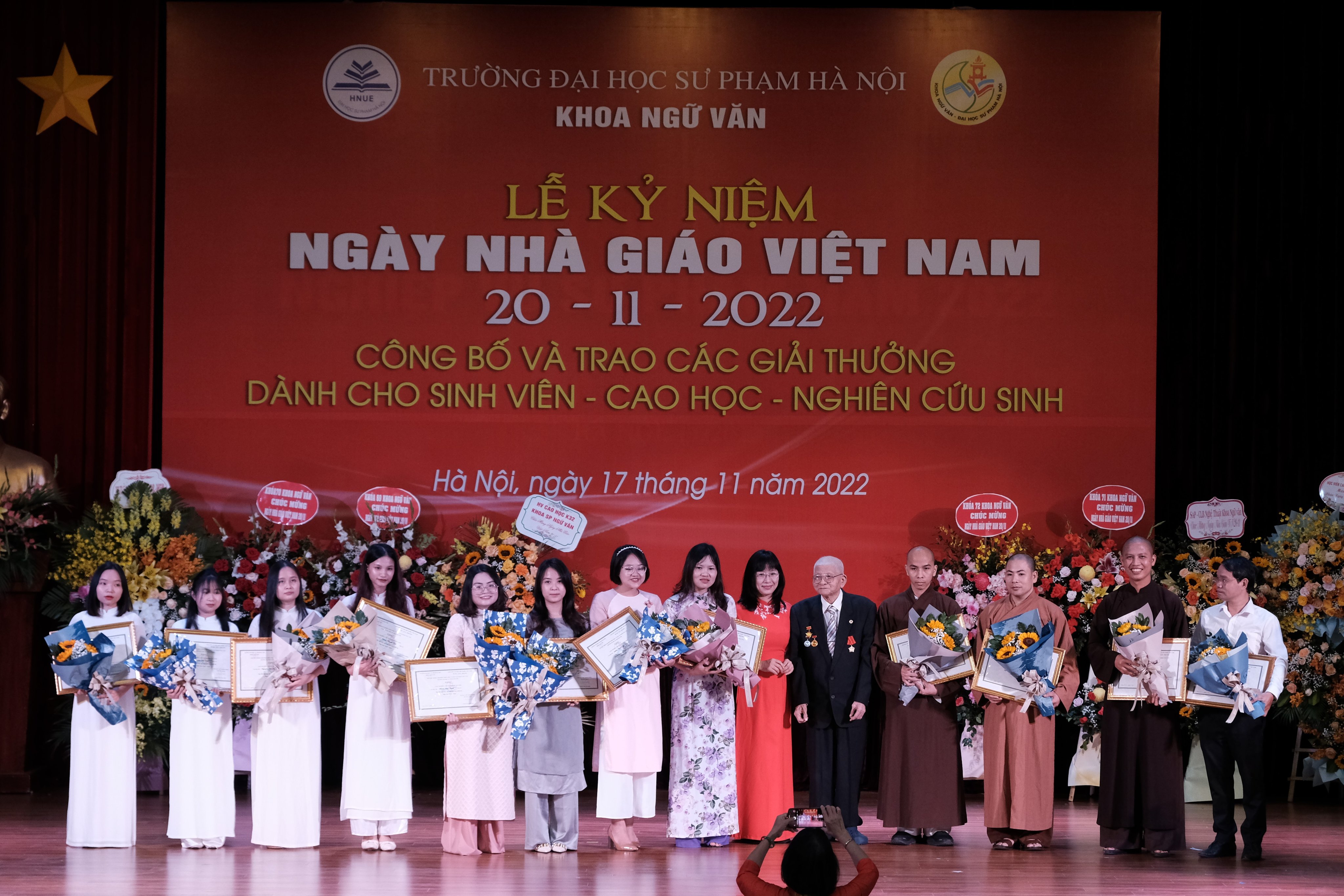 GS Nguyễn Ngọc San cùng đại diện Trường Đại học Sư phạm Hà Nội trao giải thưởng cho 12 nghiên cứu sinh tiến sĩ, học viên cao học và sinh viên đại học.