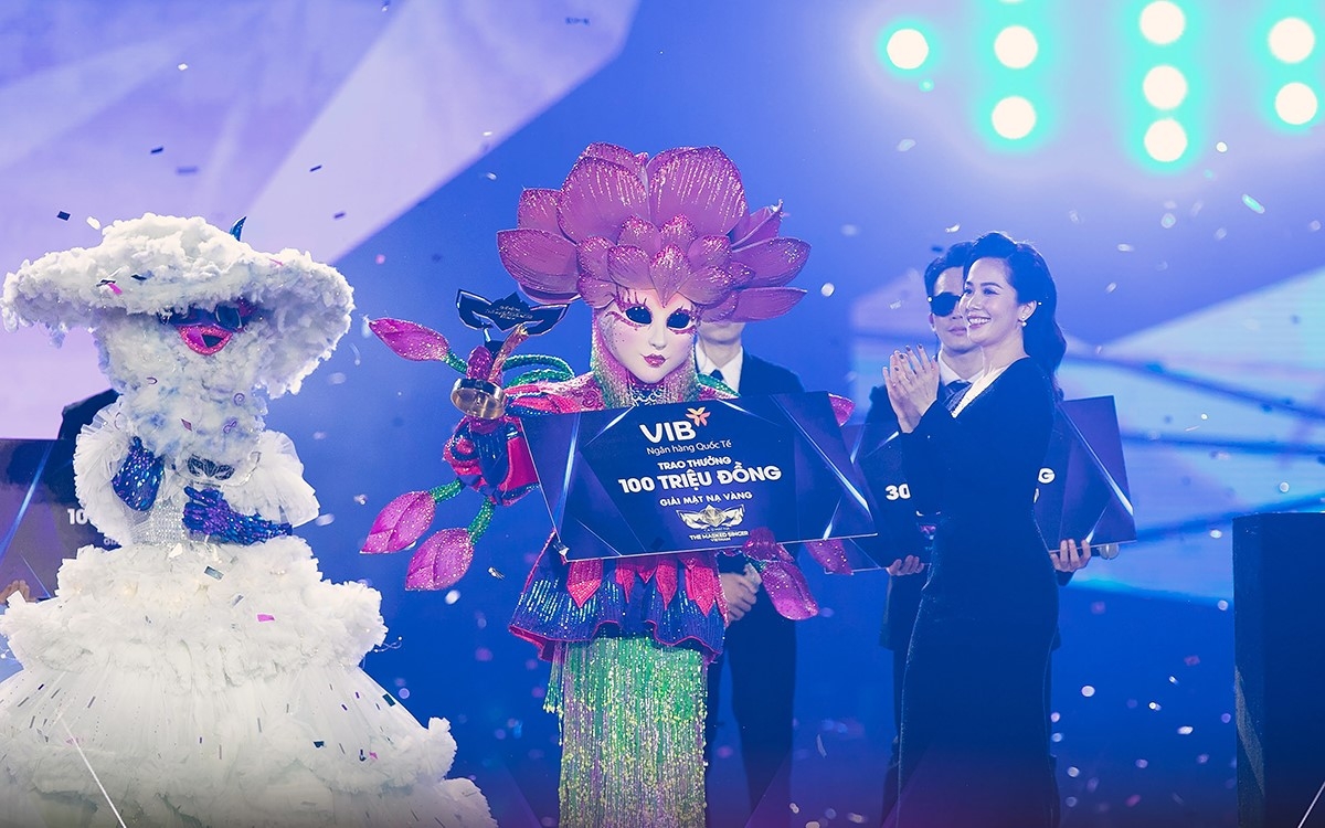 Đại diện VIB trao giải Mặt Nạ Vàng cho ca sĩ Ngọc Mai - Quán quân chương trình.