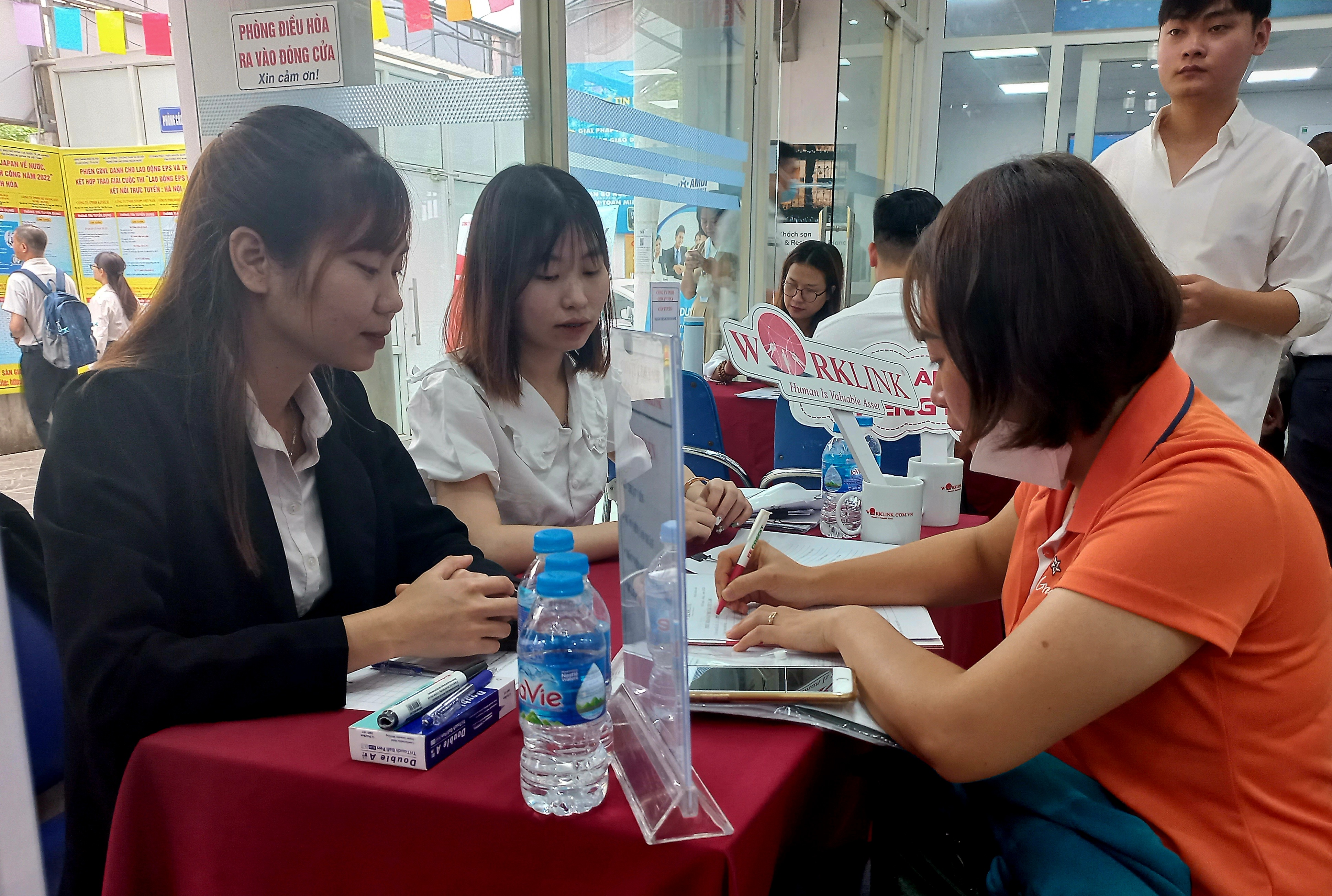 Lao động đăng ký thông tin tuyển dụng. Ảnh - N.Dương.