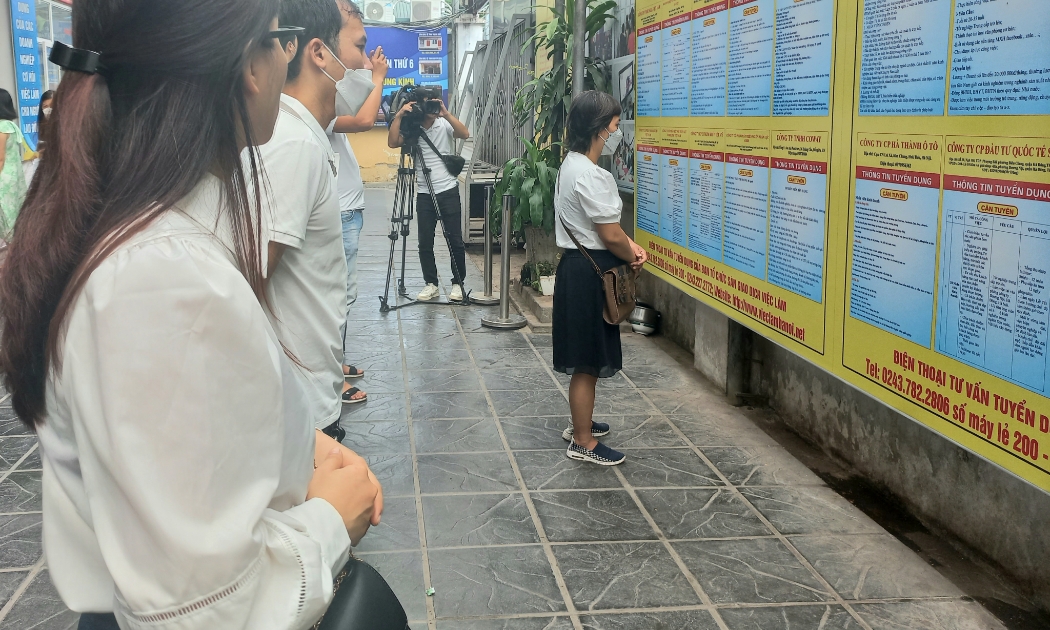 Người lao động xem thông tin tuyển dụng tại Sàn việc làm Hà Nội. Ảnh - N.Dương.