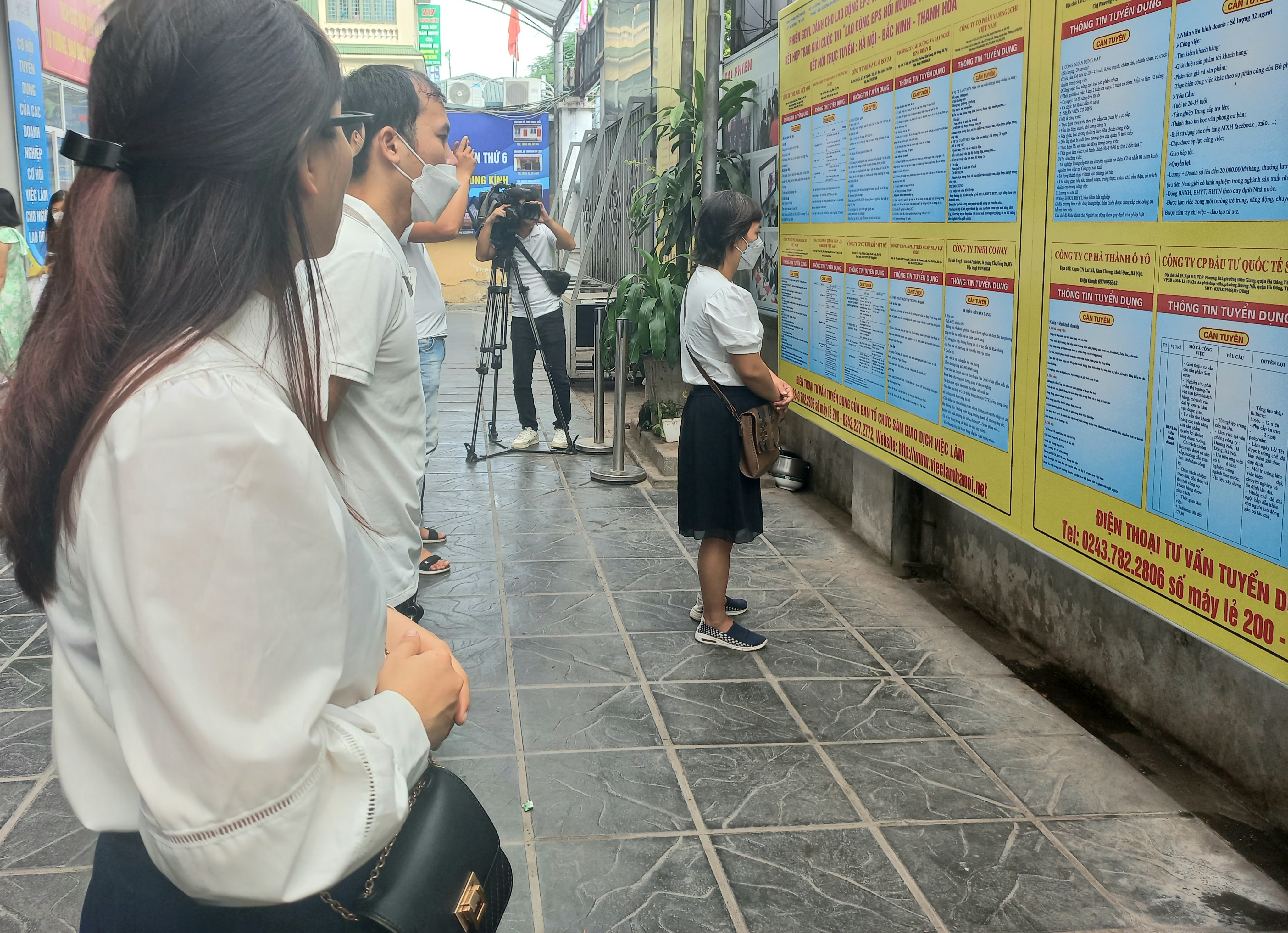 Người lao động xem thông tin tuyển dụng tại Sàn việc làm Hà Nội. Ảnh - N.Dương. 