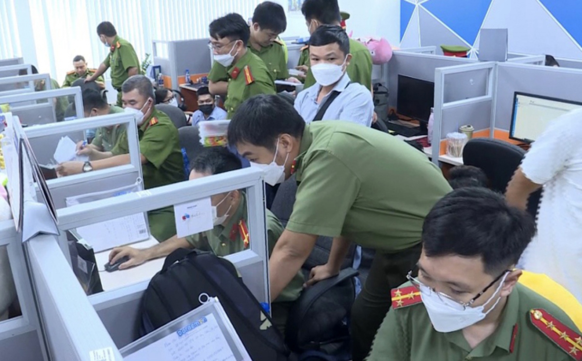 Công an khám xét trụ sở công ty Mirae Asset trên địa bàn Quận 4 (Ảnh: Công an TP.HCM).