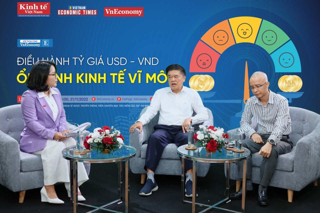 Các diễn giả trao đổi tại Đối thoại chuyên đề “Điều hành tỷ giá USD/VND: Ổn định kinh tế vĩ mô” do Tạp chí Kinh tế Việt Nam/ VnEconomy tổ chức. Ảnh: Chu Xuân Khoa.
