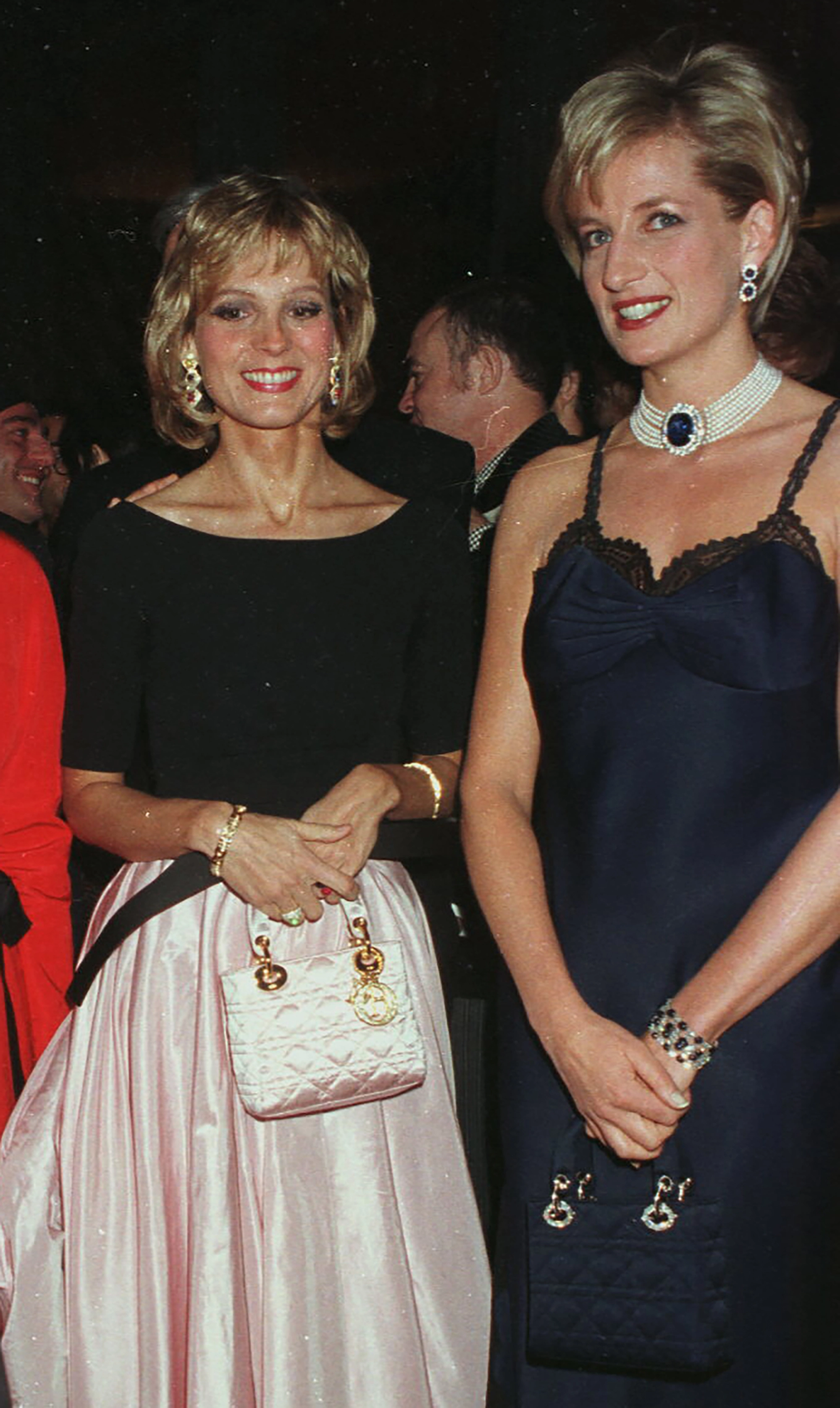 Mẫu túi Lady Dior mini gắn liền với công nương Diana đã trở lại - Ảnh 3