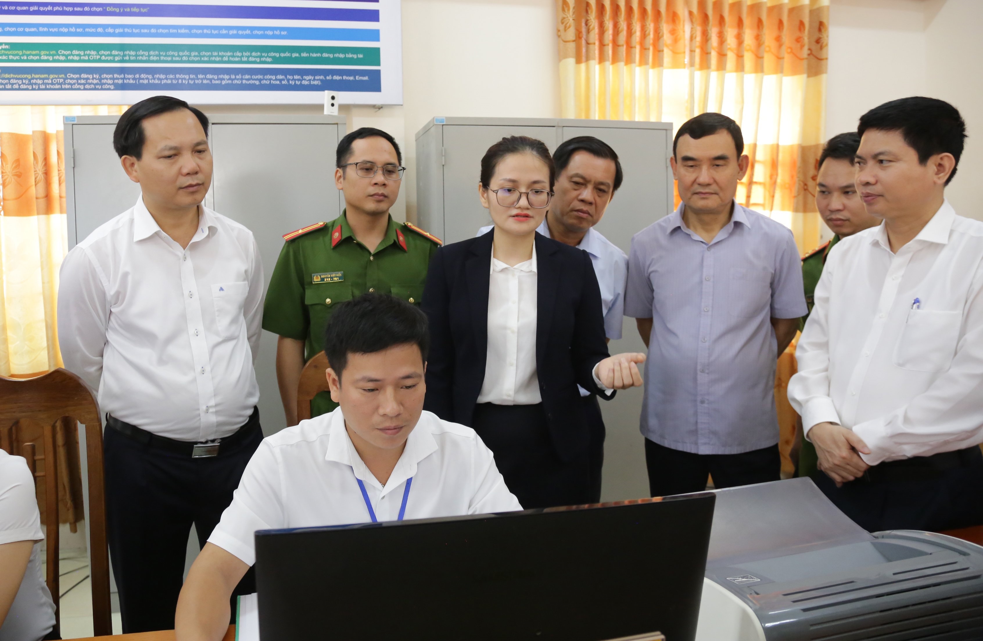 Kiểm tra việc triển khai thí điểm hai nhóm dịch vụ công tại Bộ phận “Một cửa” Ủy ban nhân dân xã Thanh Phong (huyện Thanh Liêm, tỉnh Hà Nam). 